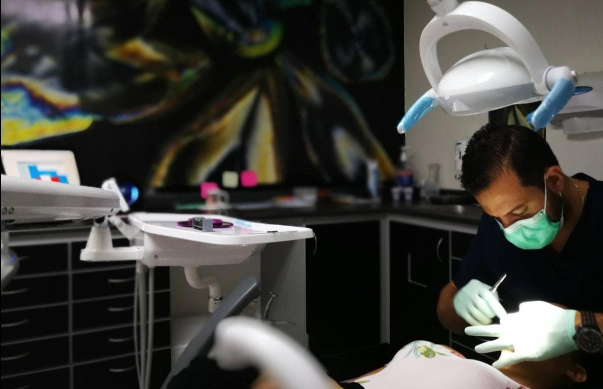 Dr. Francisco Rodríguez treating a patient at Dental City